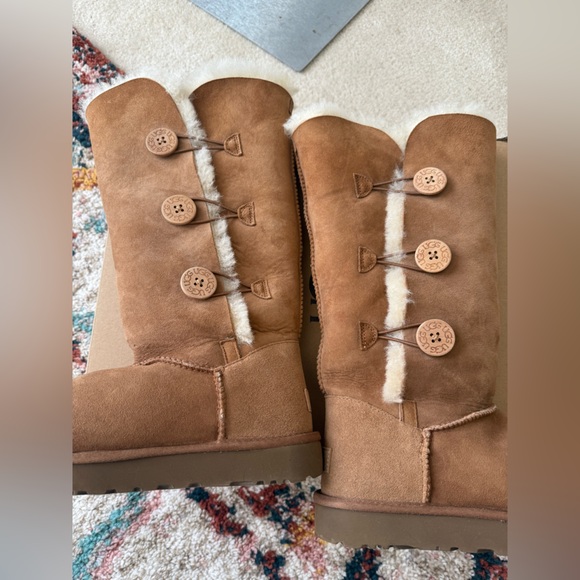 NWB WOMEN’S UGG BAILEY BUTTON TRIPLET II TALL BOOTS SIZE 11 - Picture 5 of 9